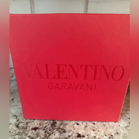 Valentino Garavani Black and Cream Patterned Bucket Hat - Picture 4 of 13